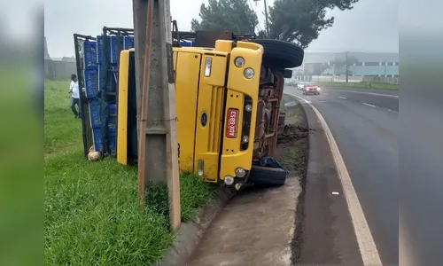 Caminhão com carga de frangos vivos tomba em Apucarana