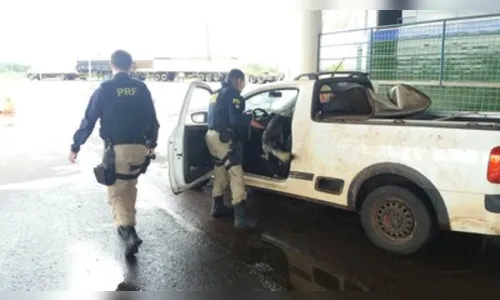 PRF apreende caminhonete com 35 pneus contrabandeados do Paraguai