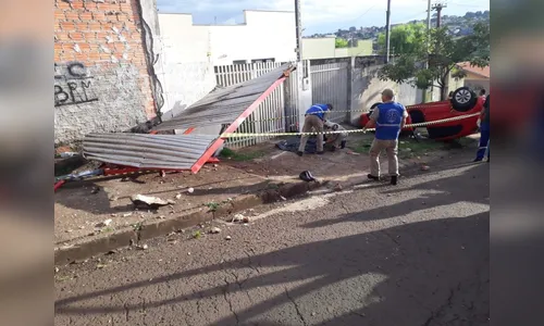 Duas pessoas morrem após carro capotar e atingir ponto de ônibus