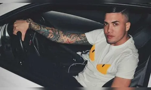 Carro de luxo de funkeiro bate em poste e deixa um morto