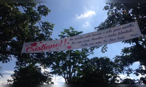 Homem estende faixa com pedido de perdão para tentar reatar casamento