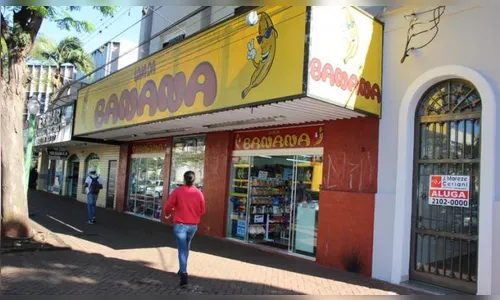 Ladrões arrombam porta de vidro e furtam produtos na Loja da Banana