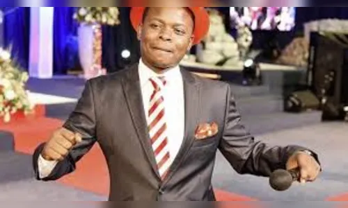 Pastor jura andar no ar, curar HIV e brotar dinheiro no bolso dos fiéis, veja o vídeo