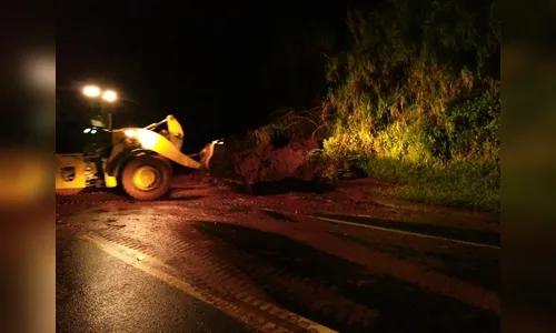 Deslizamento bloqueia tráfego no Contorno Sul
