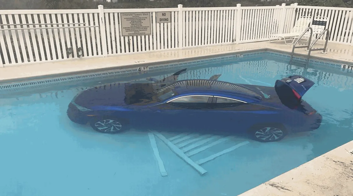 Motorista esquece de puxar freio de mão, e carro cai em piscina nos EUA (Foto: Okaloosa County Sheriff's Office/Facebook)