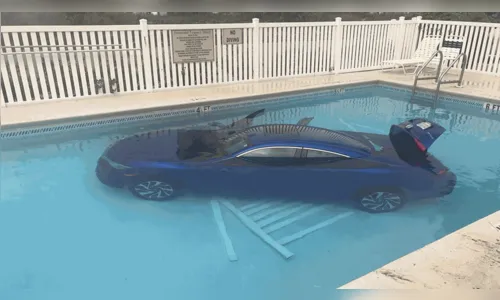 Mulher esquece de puxar freio de mão e carro cai na piscina