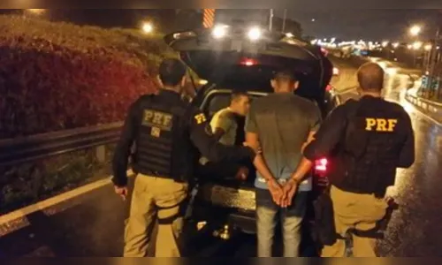 PRF prende trio com carro furtado em Joinville 