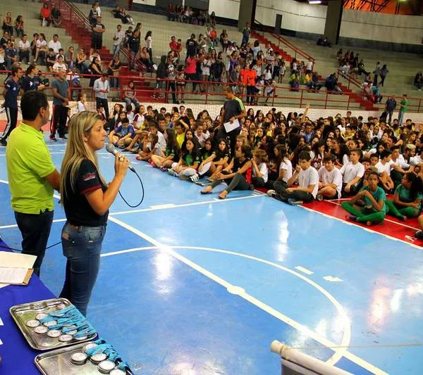 Jossuela Pinheiro, secretária municipal de Esportes, discursa durante a solenidade de premiação dos JEP`s no Ginásio do Lagoão - Foto: Divulgação