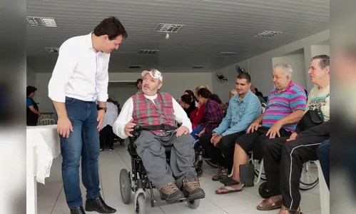 Adefiap e AMS entregam mais 25 cadeiras de rodas e banho