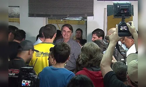 'Aquele tiro é uma mentira', afirma Bolsonaro no Paraná