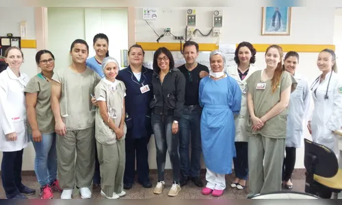 Ex-paciente de UTI se emociona ao reencontrar equipe