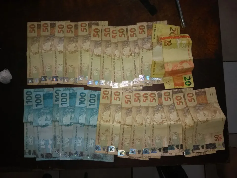Dinheiro encontrado com os suspeitos. Foto: Divulgação/PM