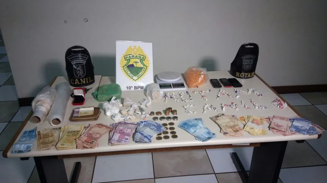 Polícia Militar encaminhou as drogas, dinheiro e os suspeitos à 17ª SDP. Foto: Divulgação/PM