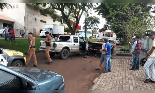 
							Motorista de caminhonete atinge traseira de guincho e três ficam feridos
						
						