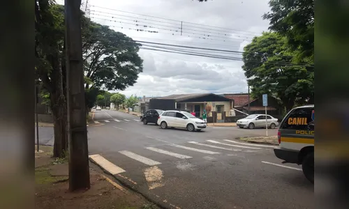 Carros colidem em cruzamento no centro de Apucarana