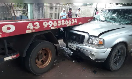 Motorista de caminhonete atinge traseira de guincho e três ficam feridos