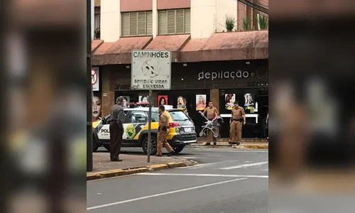 PM prende mulher suspeita de furtar loja e esconder produtos no carrinho de bebê