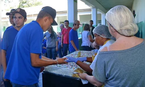   Colégio Agrícola de Apucarana comemora 60 anos com bolo