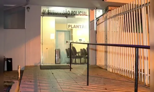 Recém-nascido com cordão umbilical é abandonado na rua em caixa de papelão