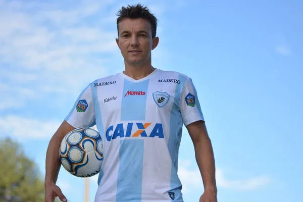 O atacante Dagoberto volta a jogar no futebol paranaense: atleta atuou na base do PSTC e no profissional do Atlético-PR - Site do Londrina/Divulgação
