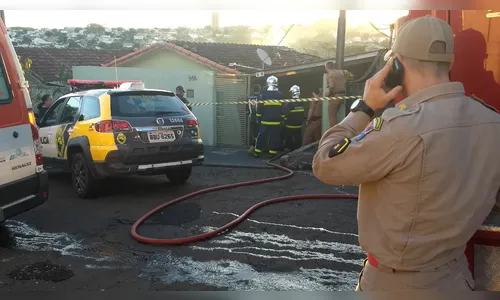 Após mais de 3 horas, homem em surto continua trancado em casa depois de ameaçar atear fogo no local