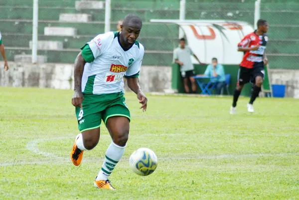 Atacante do Arapongas em 2012, Léo Itaperuna voltará a jogar no futebol do Estado - Foto: Arquivo/TN