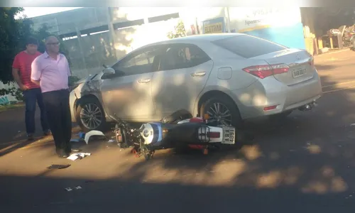 Idoso fica gravemente ferido após acidente entre carro e moto em Apucarana 