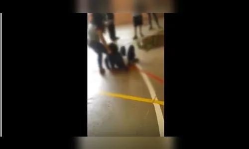 Vídeo mostra estudante agredindo outra dentro de colégio