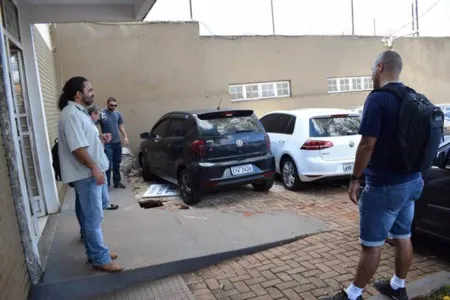 Presos escavam túnel e conseguem escapar da cadeia pública de Ivaiporã