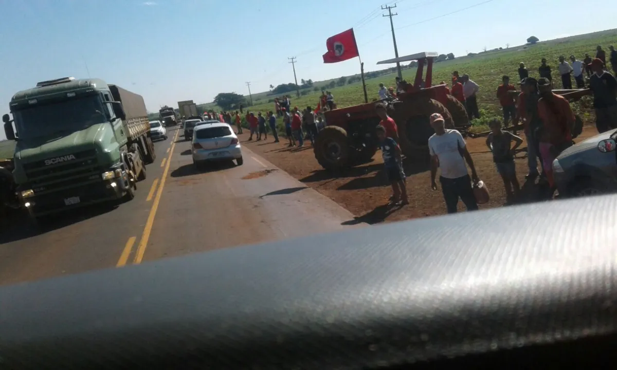 MST fecha rodovia na região norte do PR para protestar contra a prisão de Lula - Foto: Reprodução/Whatsapp