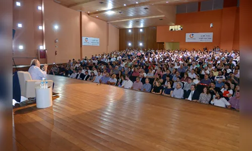 Palestra de Arnaldo Jabor reúne cerca de 500 pessoas no Cine Teatro Fênix