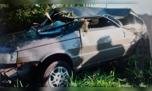 Carro capota entre Lunardelli e Jardim Alegre e mulher fica ferida