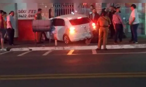 Carro fica desgovernado e quase invade pizzaria na avenida Curitiba