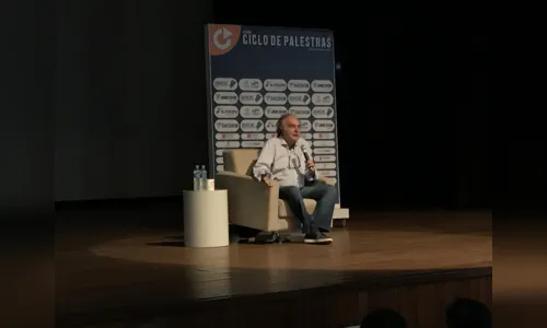
							Palestra de Arnaldo Jabor reúne cerca de 500 pessoas no Cine Teatro Fênix
						
						