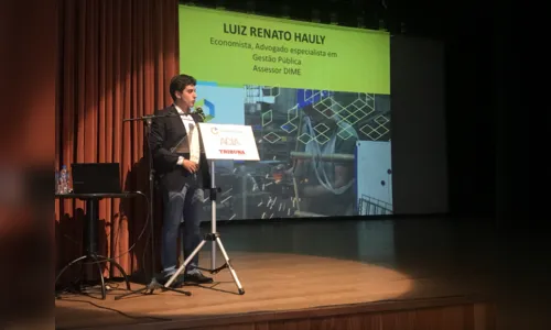 
							Palestra de Arnaldo Jabor reúne cerca de 500 pessoas no Cine Teatro Fênix
						
						