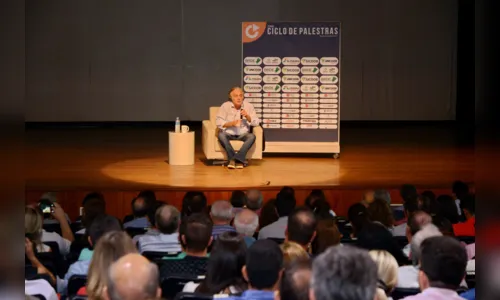 
							Palestra de Arnaldo Jabor reúne cerca de 500 pessoas no Cine Teatro Fênix
						
						