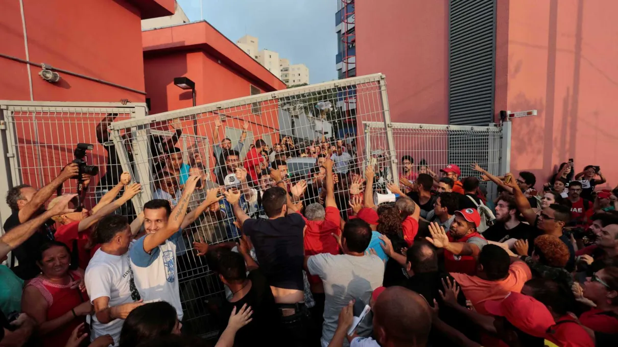 Lula tenta deixar sede de sindicato, mas é impedido por militantes - Foto -  REUTERS/Leonardo Benassatto
