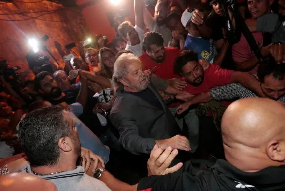 Ex-presidente Lula deixa o Sindicato dos Metalúrgicos - Foto: Reuters/Leonardo Benassatto - Via Agência Brasil