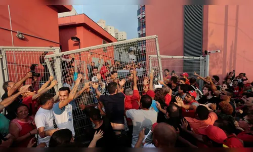 Lula tenta deixar sede de sindicato, mas é impedido por militantes