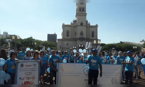 Caminhada de conscientização sobre o autismo reúne centenas de pessoas