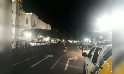 PM aborda 42 pessoas e 24 veículos e detém três jovens com drogas durante arrastão em Apucarana