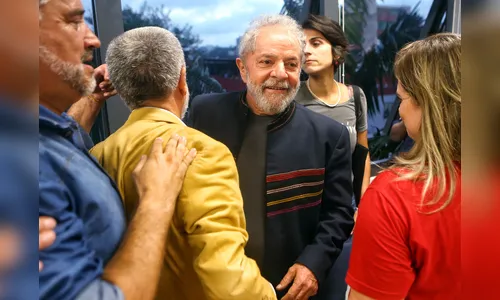 Lula vai almoçar com família antes de se entregar à PF