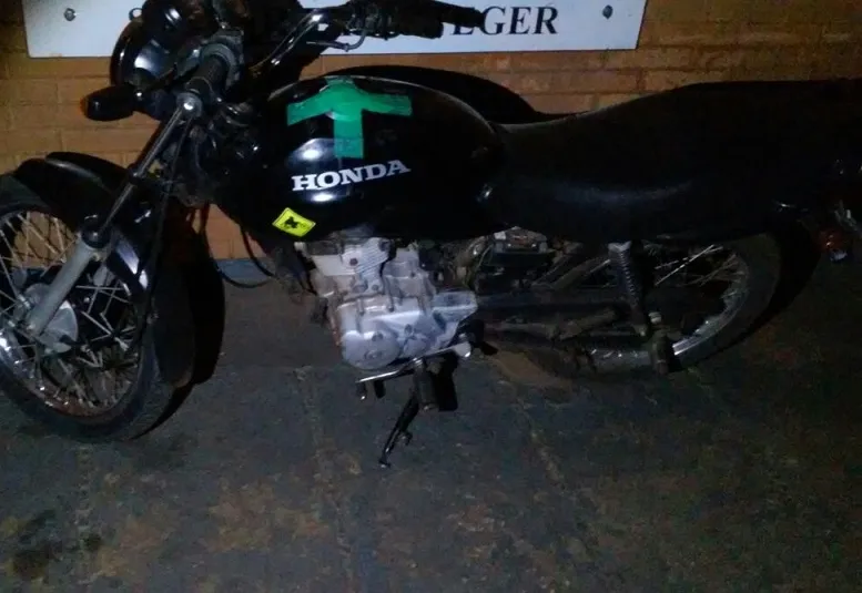 Moto furtada é apreendida pela PM durante a madrugada no Jaboti - Foto: Reprodução