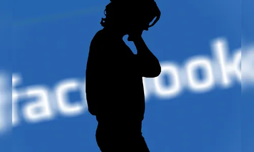 Depois de ver mensagem do facebook no celular da namorada, rapaz agride e ameaça a moça de morte