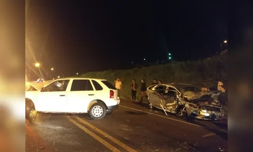 Carros batem de frente e três jovens ficam feridos em Apucarana