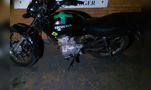 Moto furtada é recuperada pela PM durante a madrugada no Jaboti