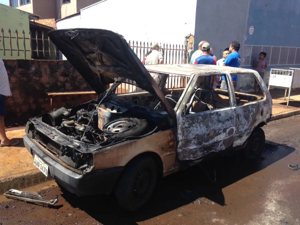Carro foi destruído por incêndio na manhã desta segunda-feira (9) em Apucarana - Foto: TNONLINE