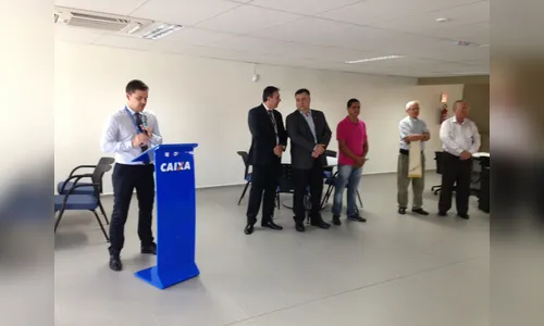 Prefeito prestigia reabertura    da agência central da Caixa Econômica