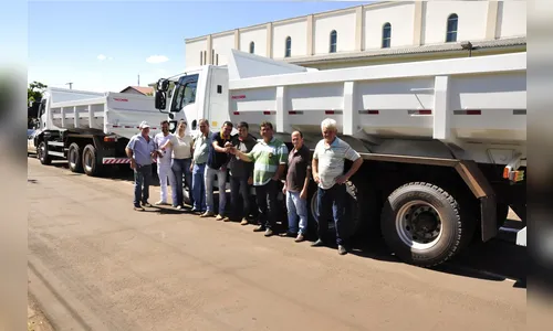Prefeitura de São João do Ivaí adquire carro e dois caminhões basculantes