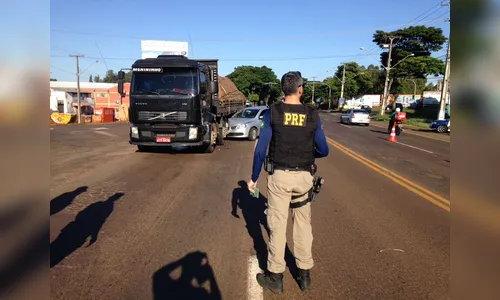 Carro se choca com caminhão parado por causa de problema mecânico e mulher fica ferida